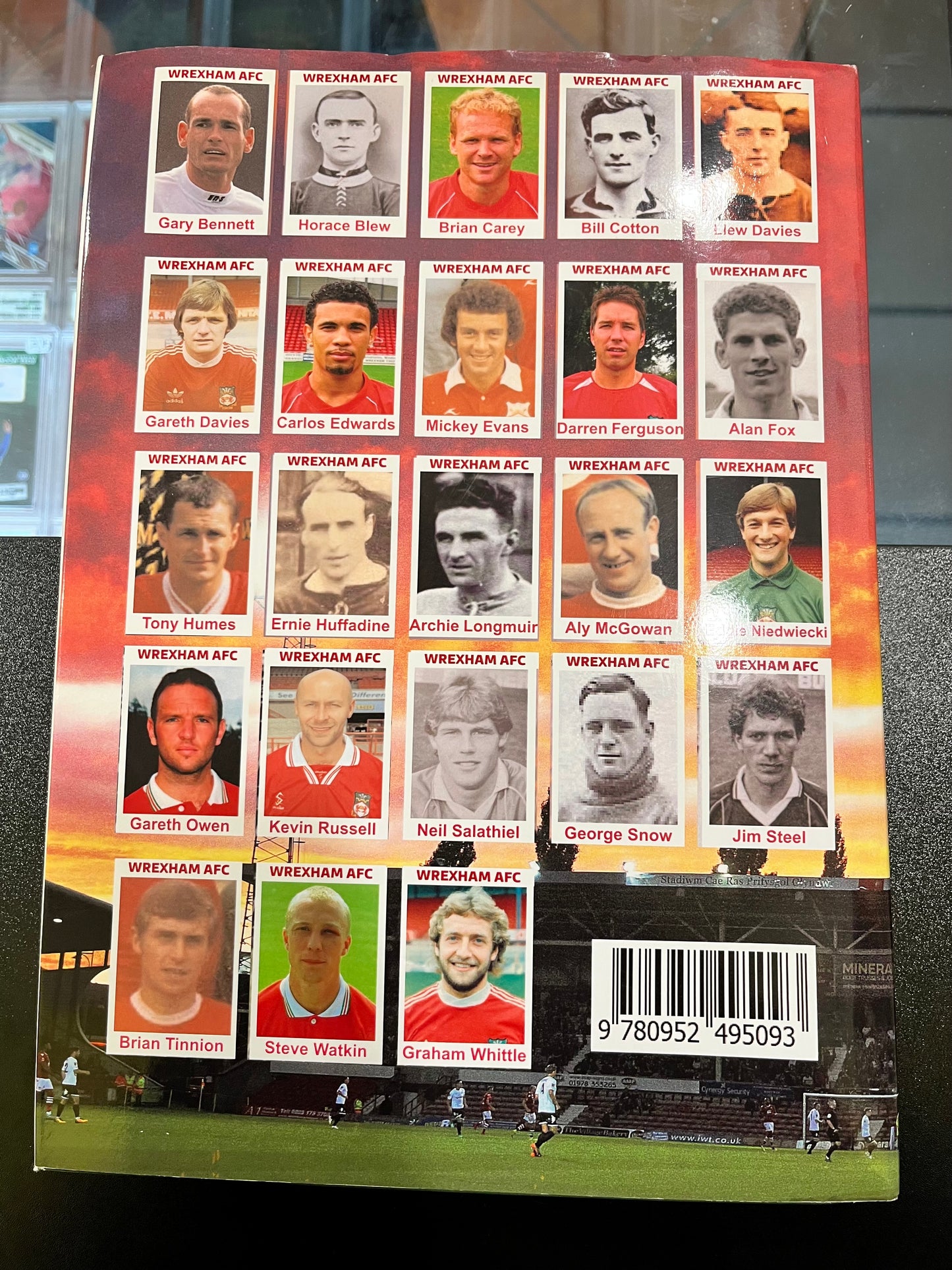 Libro “Wrexham AFC 1864 - 2022 History Only Tells The Story” di Peter Jones
